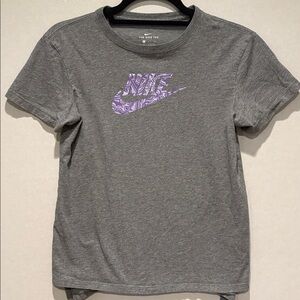 Nike - The Nike Tee- Girls short Sleeve T-shirt. Large. grey with swoosh logo